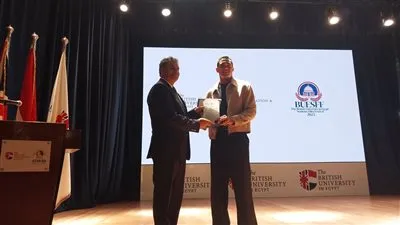 بالصور.. تكريم يوسف عمر في مهرجان الجامعة البريطانية لأفلام الطلبة 