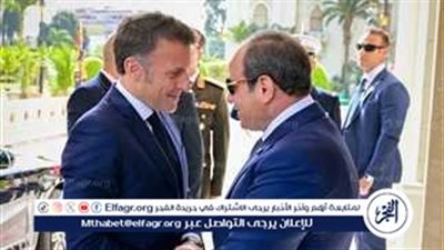 الرئيس السيسي يستقبل نظيره الفرنسي فور وصوله للمشاركة بقمة شرم الشيخ للسلام