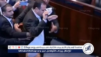 عاجل - داخل الكنيست.. عضو يعترض كلمة ترامب بلافتة 