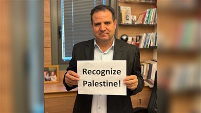 بعد رفع لافته.. لماذا طرد النائب أيمن عودة من جلسة ترامب في الكنيست؟