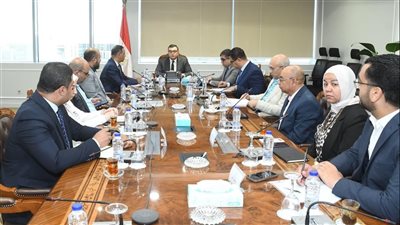 وزير الإسكان يتابع موقف تنفيذ وحدات مشروع 