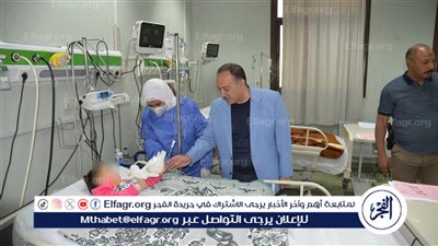 محافظ أسيوط يزور الأطفال المصابين في حادث سقوط تروسيكل بمنقباد 
