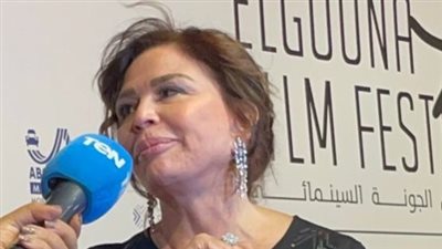 إلهام شاهين تتألق في الجونة وتؤكد: “المهرجانات بتجمعنا”