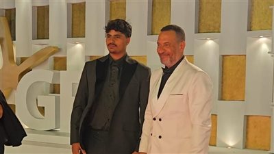 محمود العسيلي يخطف القلوب على السجادة الحمراء وماجد المصري يتألق مع ابنه في افتتاح مهرجان الجونة الثامن