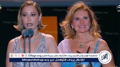 منة شلبي تُكرم في مهرجان الجونة السينمائي وتُهدي جائزتها لوالدتها