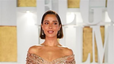 بإطلالة ذهبية.. بلقيس تتألق على ريد كاربت مهرجان الجونة السينمائي