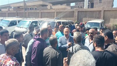 نائب محافظ الجيزة يتفقد مواقف السرفيس بكرداسة وأوسيم لمتابعة التزام السائقين بتعريفة الركوب الجديدة
