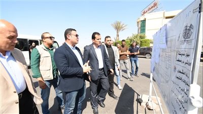 وزير الإسكان يتفقد الطرق والمحاور والميادين بمدينة العاشر من رمضان