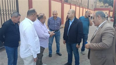 نائب محافظ الحيزة يتابع ميدانيا مشروع الصرف الصحي بقرية منيل شيحة