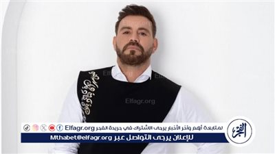 إيوان يخطف الأنظار بإطلالة أنيقة تجمع بين الكلاسيكية والجرأة في أحدث ظهور له