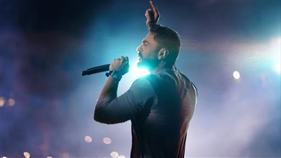 تامر حسني يشعل حفل جامعة بدر ويعلق: 