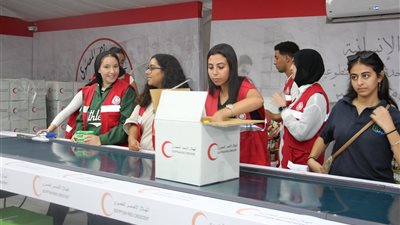 طلاب جامعة MSA يشاركون في تعبئة المساعدات الإنسانية داخل الهلال الأحمر المصري دعمًا لأهالي غزة