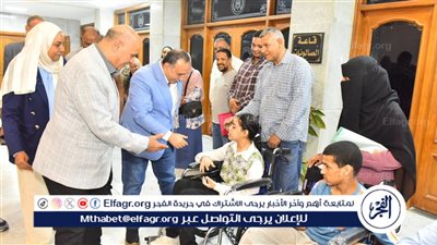 محافظ أسيوط يسلم كراسي كهربائية وماكينات خياطة لذوي الهمم والسيدات المعيلات