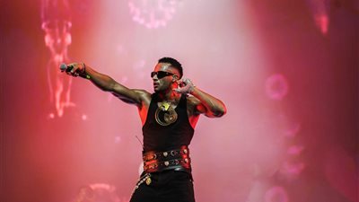 محمد رمضان يرفع شعار كامل العدد بحفل القرية العالمية في دبي 