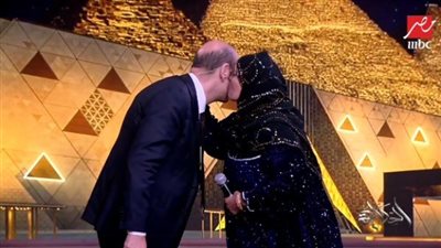 بلبلل الشرقية الحاجة نبيلة تقبل عمرو أديب على الهواء .. فيديو