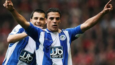 ستيف بروس يروي موقفًا طريفًا مع عمرو زكي خلال فترة وجودهما في ويجان