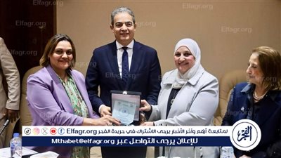 جامعة 6 أكتوبر تُكرِّم نقيب الإعلاميين لإسهاماته العلمية والبحثية