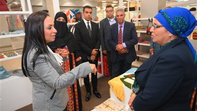 وزيرة التضامن الاجتماعي تتفقد جناح معرض 