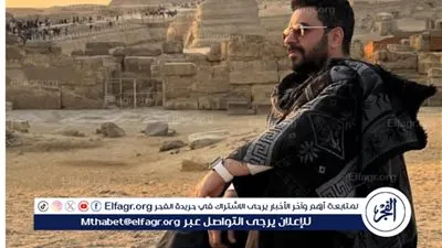 في لحظة مصرية خالصة.. كريم الحسيني يخطف الأنظار بإطلالة فرعونية أمام الأهرامات