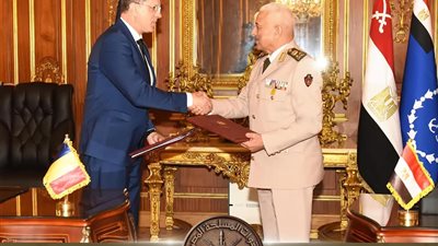  القائد العام للقوات المسلحة وزير الدفاع والإنتاج الحربى يلتقى وزير الدفاع الرومانى