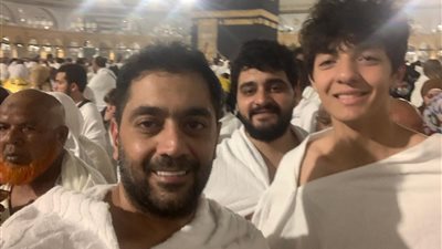 أحمد فلوكس يؤدي مناسك العمرة بصحبة نجله سيف