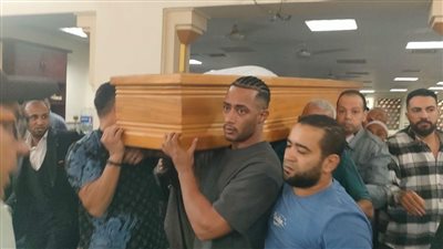 محمد رمضان يشيّع جثمان والده إلى مثواه الأخير