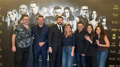 عمرو يوسف يعود للقاهرة بعد الاحتفال بالعرض الخاص لفيلمه الجديد 'السلم والثعبان 2' في الرياض