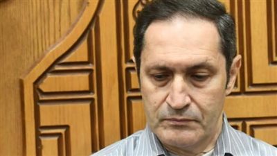 بملامح الحزن.. جمال وعلاء مبارك في عزاء والد محمد رمضان 