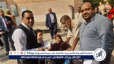 قاضٍ بصفط اللبن يغادر لجنته لمساعدة سيدة مسنّة على كرسي متحرك للإدلاء بصوتها