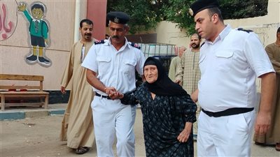 للتيسير عليهم..رجال الأمن يساعدون كبار السن في الوصول للجان الإنتخابية للإدلاء بأصواتهم