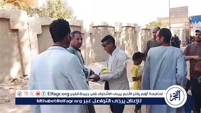 عريس يعلن خطوبته في اللجنة.. لقطة رائعة من انتخابات مجلس النواب بمحافظة قنا