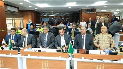 محافظ الجيزة يتابع انتظام فتح اللجان الانتخابية في ثاني أيام انتخابات مجلس النواب من داخل مركز السيطرة