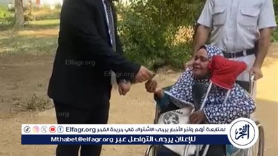 عاجل- قاضٍ بأسوان يساعد سيدة مسنة على الإدلاء بصوتها في انتخابات النواب