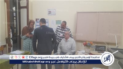 رئيس أحد اللجان الانتخابية في أسيوط يساعد شخص كفيف للإدلاء بصوته فى انتخابات مجلس النواب 