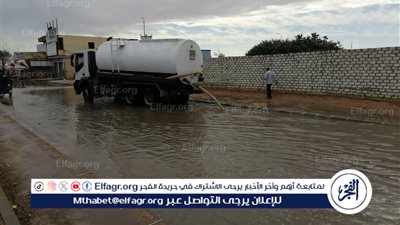 مدينة مرسى مطروح:تدفع بفرق الطوارئ لرفع تجمعات مياه الامطار بالطريق الدولي