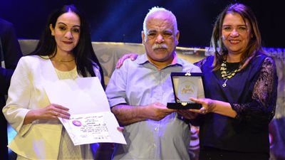 مهرجان القاهر الدولى للطفل يكرم شيخ المصورين عيد خليل 