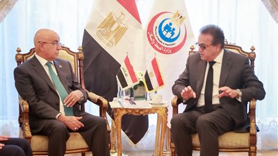 الدكتور خالد عبدالغفار يبحث مع وزير الصحة العراقي سبل تعزيز العمل بمجالات التعاون المشترك