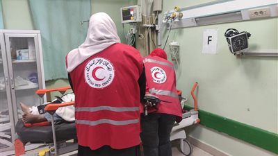 الهلال الأحمر المصري يزور طلاب أسوان ويقدم الدعم النفسي للمصابين ومرافقيهم في حادث طريق إسنا