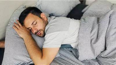 الهواتف الذكية وتأثيرها على النوم: كيف يؤثر الضوء الأزرق على صحة الدماغ؟