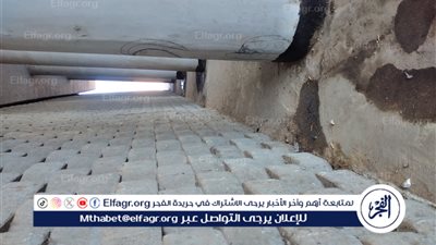 “خطر تحت الكوبري… مياه الصرف تُحاصر أعمدة عدلي منصور بموقف سيارات بني سويف 