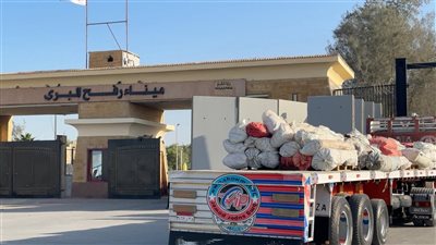 الهلال الأحمر المصري يدفع بأكثر من 220 ألف سلة غذائية و104 ألف قطعة ملابس شتوية 