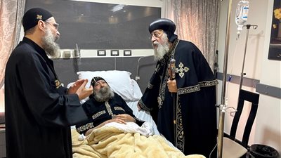 البابا تواضروس يزور الانبا ارسانى والانبا ويصا للاطمئنان على صحتهم
