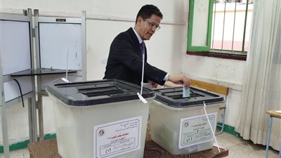 رئيس جامعة بنها يدلي بصوته في انتخابات مجلس النواب