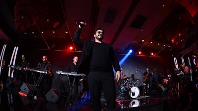 مصطفي حجاج يتألق في حفله وسط حضور نجوم الفن والمجتمع