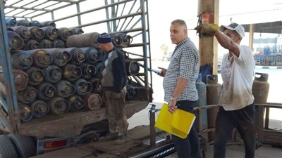 محافظة الجيزة تضبط مصنعًا لتعبئة البوتاجاز تلاعبَ في الأوزان وطرَح اسطوانات ناقصة 