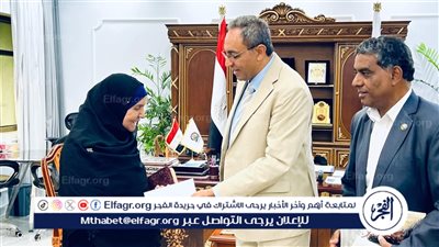 محافظ قنا يكرم الحاجة فاطمة عطيتو بعد إتمامها حفظ القرآن في الثمانين ويوجه بالاستعانة بها في الندوات التوعوية