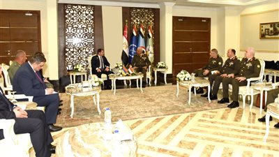 وزير الدفاع والإنتاج الحربى ورئيس أركان حرب القوات المسلحة يلتقيان عددًا من قادة الوفود العسكرية 