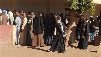 اصطفاف الناخبين بلجنة المعابدة بأسيوط للتصويت في انتخابات مجلس النواب