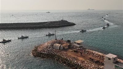 الحرس الثوري الإيراني يصدر تحذيرا للسفن الحربية الأمريكية أثناء مناوراته في الخليج