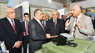 وزير الدولة للإنتاج الحربي يزور أجنحة عدد من الشركات المشاركة بمعرض 
